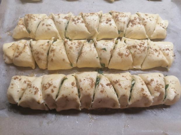 Kysnuté rolády s medvedím cesnakom pred upečením.