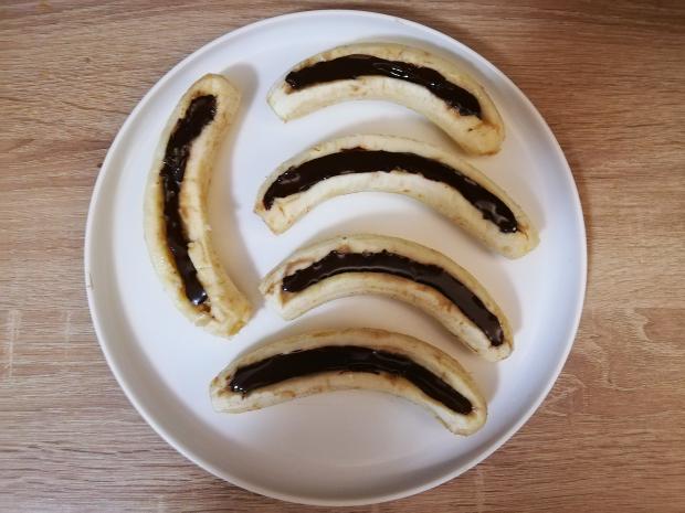 Banány plnené horkou čokoládou.