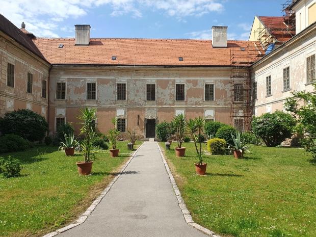 Premonštrátsky kláštor s historickou knižnicou v Jasove 20
