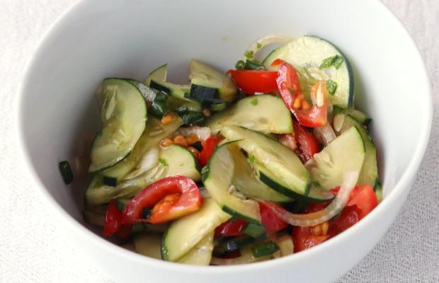 Uhorkovo paradajkový šalát, Šaláty, recept, Kamila