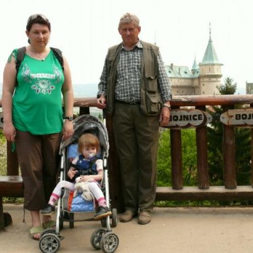 Manzel s dcerou a vnuckou na vylete v Bojnicach