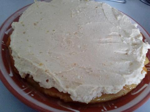 Obrátený ovocný koláč s tvarohovou plnkou - recept postup 2