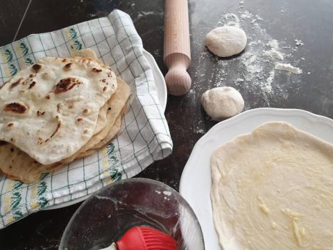 Cesnakový ploský chlebík - recept postup 1