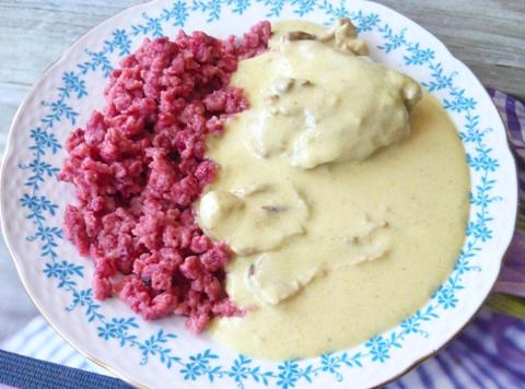 Cviklové halušky s kuracinou na smotane a hubami - recept postup 1