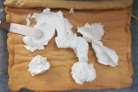 Svieža broskyňová roláda - recept postup 5