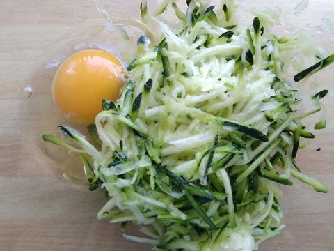 Chlebové placky s cuketou - recept postup 2