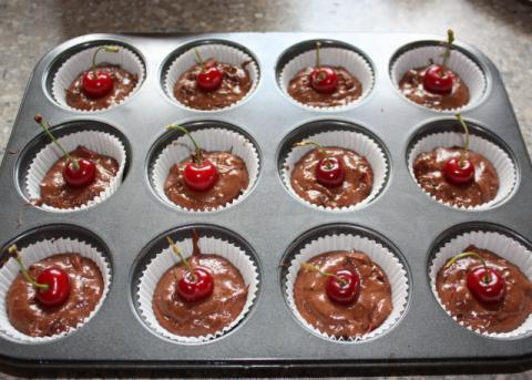 Čokoládové muffiny s višňami - recept postup 8