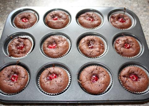 Čokoládové muffiny s višňami - recept postup 9