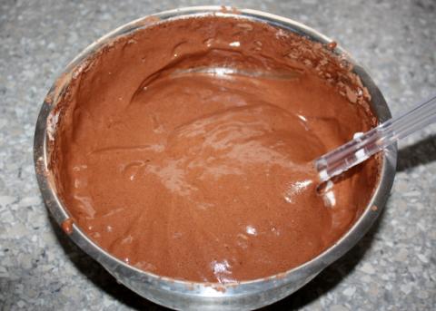 Čokoládová roláda s tvarohom a čučoriedkami - recept postup 2