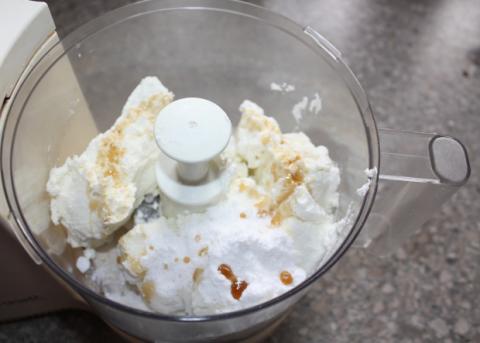 Čokoládová roláda s tvarohom a čučoriedkami - recept postup 6