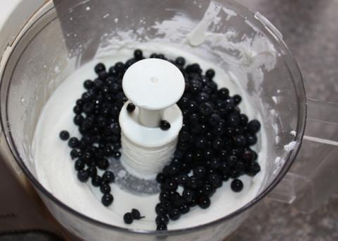 Čokoládová roláda s tvarohom a čučoriedkami - recept postup 7