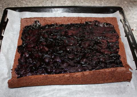 Čokoládová roláda s tvarohom a čučoriedkami - recept postup 9