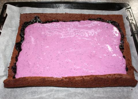 Čokoládová roláda s tvarohom a čučoriedkami - recept postup 10