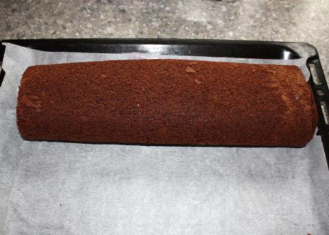 Čokoládová roláda s tvarohom a čučoriedkami - recept postup 11