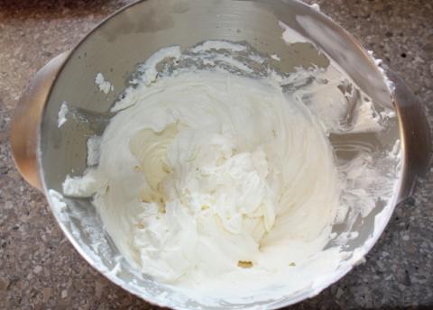 Nepečený smotanovo-čučoriedkový zákusok - recept postup 3