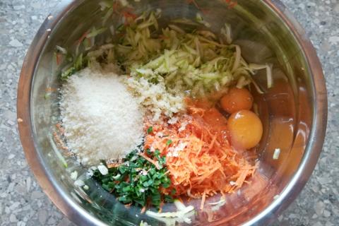 Pečené cuketovo - mrkvové placky - recept postup 2