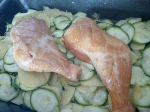 Zemiakovo cuketová postielka s kuracími stehnami - recept postup 1