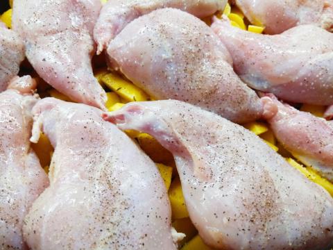 Pečené zajačie stehná so zemiakmi z jedného pekáča - recept postup 2