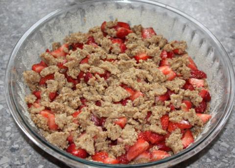 Jahodový koláč s orechami - recept postup 6