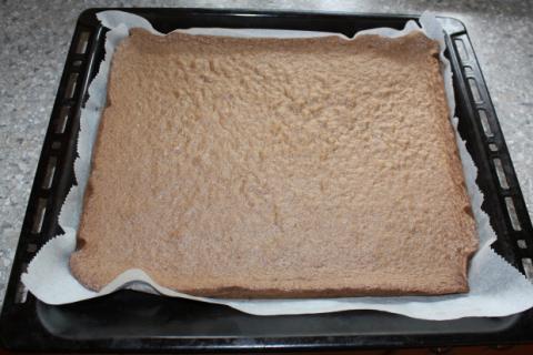 Karobová roláda so smotanovým krémom - recept postup 2