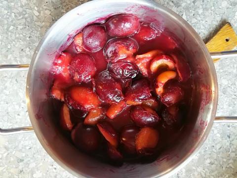 Lievance s dusenými slivkami - recept postup 3