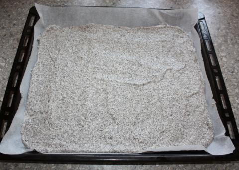 Maková roláda so žĺtkovým krémom a černicami - recept postup 3