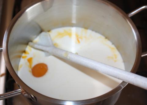 Maková roláda so žĺtkovým krémom a černicami - recept postup 6