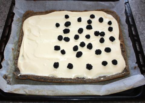 Maková roláda so žĺtkovým krémom a černicami - recept postup 9