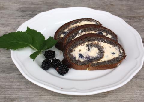 Maková roláda so žĺtkovým krémom a černicami - recept postup 11