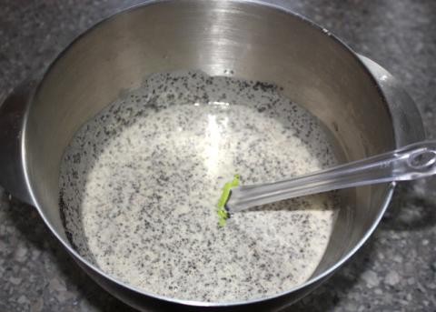 Šťavnatý makovo slivkový koláčik - recept postup 2