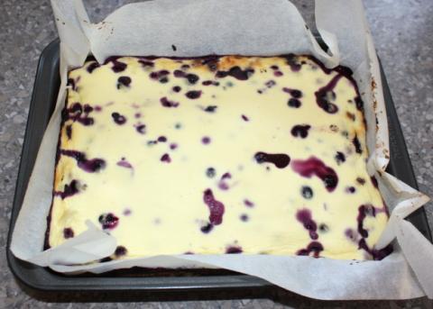 Makový koláč s tvarohom a čučoriedkami - recept postup 9
