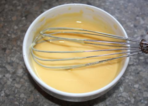 Maková roláda so žĺtkovým krémom a černicami - recept postup 7