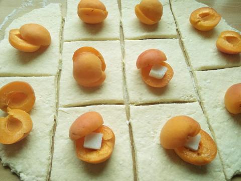 Tvarohové knedle plnené marhuľami - recept postup 1