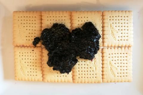 Nepečený čučoriedkovo - smotanový zákusok - recept postup 3
