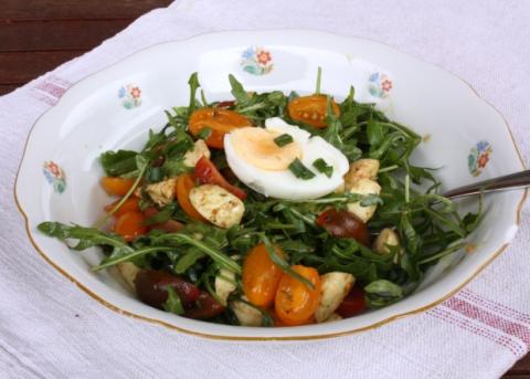Paradajkový šalát s rukolou a mozzarellou - recept postup 6