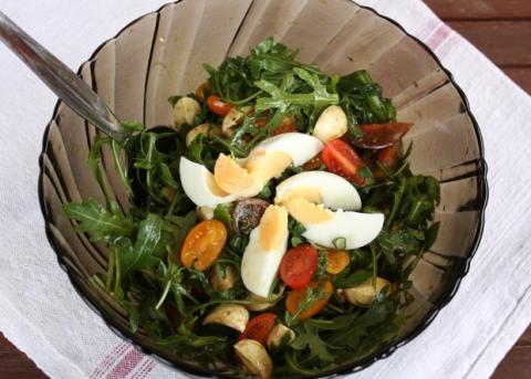 Paradajkový šalát s rukolou a mozzarellou - recept postup 5