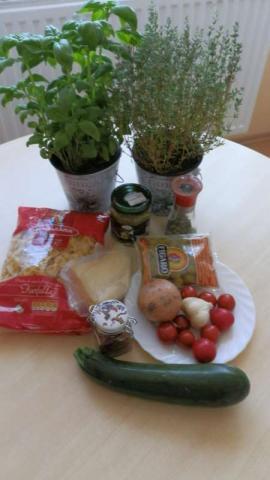 Cukinovo-paradajkové farfalle s olivami - recept postup 1