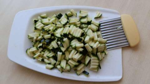 Cukinovo-paradajkové farfalle s olivami - recept postup 3