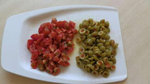 Cukinovo-paradajkové farfalle s olivami - recept postup 4