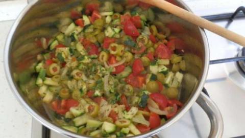 Cukinovo-paradajkové farfalle s olivami - recept postup 5