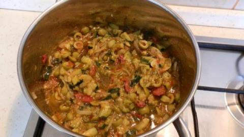 Cukinovo-paradajkové farfalle s olivami - recept postup 6