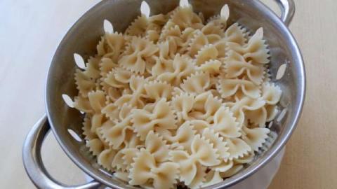Cukinovo-paradajkové farfalle s olivami - recept postup 7