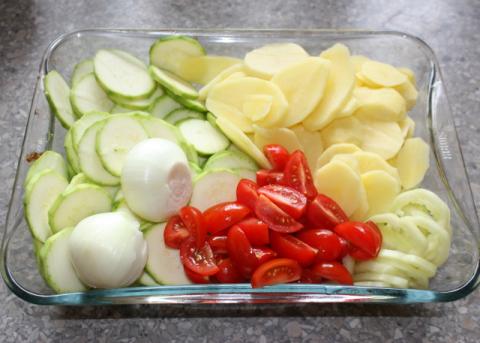Pečená cukina so zemiakmi a zeleninou - recept postup 1