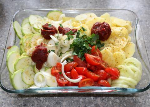 Pečená cukina so zemiakmi a zeleninou - recept postup 2