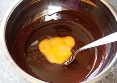 Čokoládová torta so snehom a broskyňami - recept postup 3