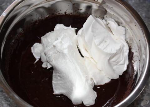 Čokoládová torta so snehom a broskyňami - recept postup 4