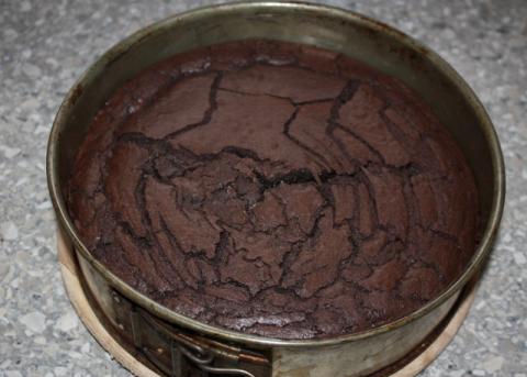Čokoládová torta so snehom a broskyňami - recept postup 6