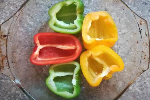 Paprika plnená zeleninou a syrom halloumi zapečená v rúre - recept postup 1