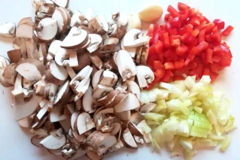 Paprika plnená zeleninou a syrom halloumi zapečená v rúre - recept postup 2