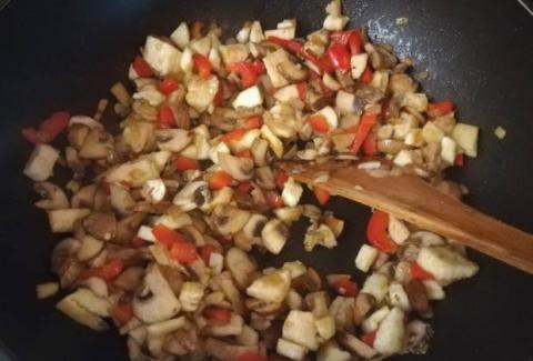 Paprika plnená zeleninou a syrom halloumi zapečená v rúre - recept postup 3